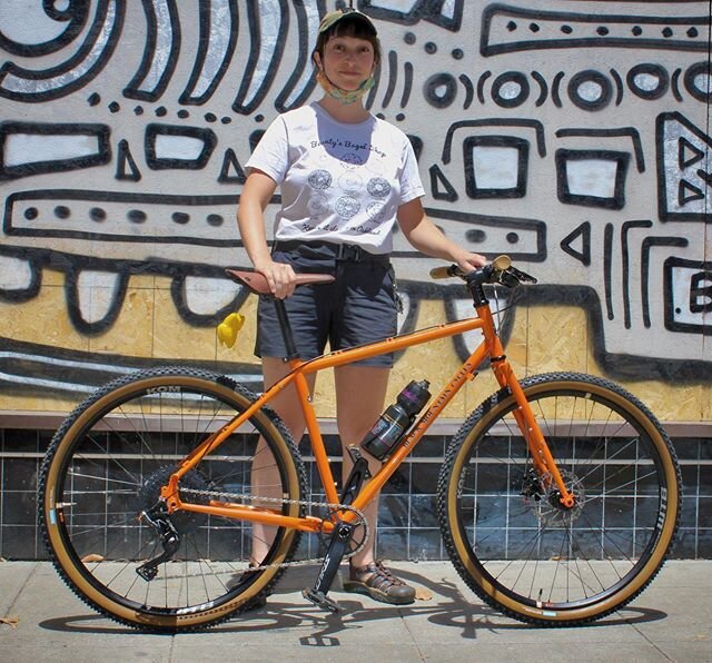 New bike for @ladysplain 🤩🍗🌑🌄You can feel the stokage from all the way here 🙌 Hope you enjoy this @blackmtncycles Monster(CD) in your new digs